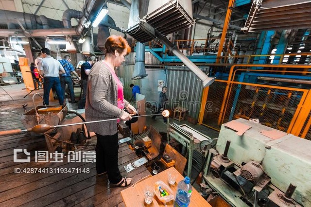 白俄罗斯明斯克-2018年2月1日:玻璃工厂工人在生产玻璃背景下工作Minsk, Belarus - February 01, 2018: Glass factory workers on production of glass background working with manufacture